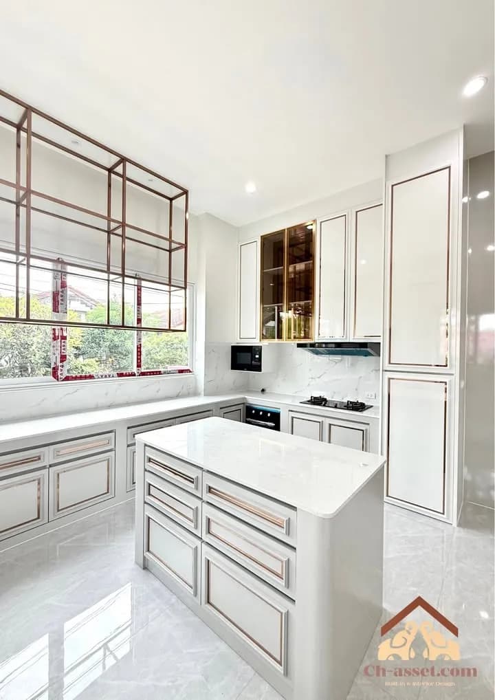 ครัวบิ้วอินสีขาวขอบทอง เคาน์เตอร์กลางท็อปหิน